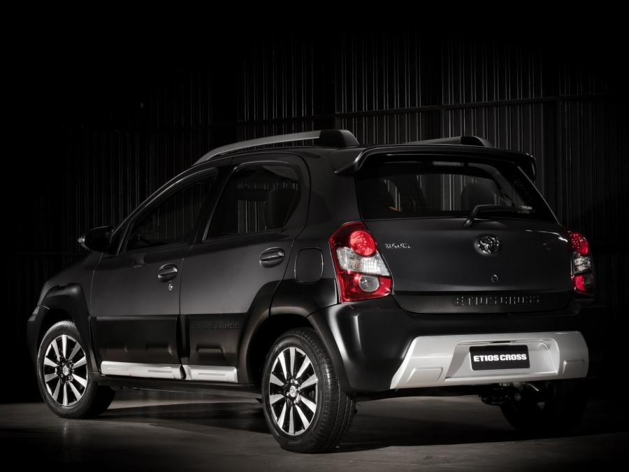  Toyota Etios Cross 2013 года  (фото 14 из 20)